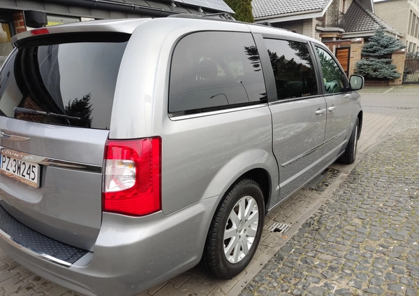 Chrysler Town &amp; Country cena 55900 przebieg: 222000, rok produkcji 2016 z Swarzędz małe 121